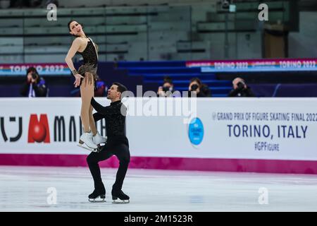 Torino, Italia. 09th Dec, 2022. Charlene Guignard e Marco Fabbri in Italia si sono sfidati durante il Gran Premio d'ISU della finale di Pattinaggio di figura Torino 2022 a Torino Palavela. Credit: SOPA Images Limited/Alamy Live News Foto Stock