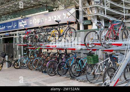 Tel Aviv Yafo, Israele - Ottobre 26,2022. Parcheggio per biciclette a due piani vicino alla stazione ferroviaria di Tel Aviv Foto Stock