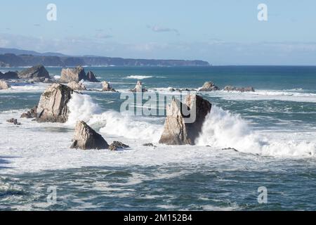 Le scogliere di El Silencio Gavieira, vicino a Cudillero, Asturie, Spagna Foto Stock