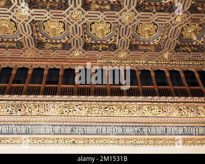 Vista del soffitto nel palazzo della città di Saragozza a città europea nel quartiere Aragon in Spagna nel 2019 caldo giorno estivo di sole il mese di settembre. Foto Stock