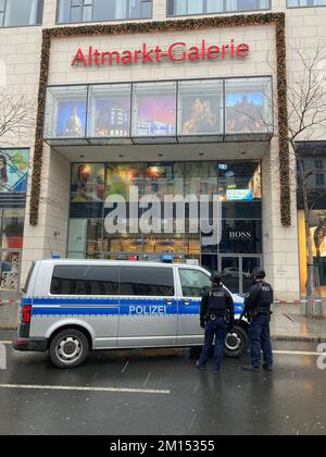 Dresda, Germania. 10th Dec, 2022. Polizia in piedi di fronte alla Altmarktgalerie dopo una situazione di ostaggio. Credit: Jörg Schurig/dpa-Zentralbild/dpa/Alamy Live News Foto Stock