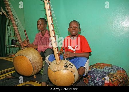 I due studenti Kora di Toumani Diabate Malian World Musician a Bamako, Mali, Africa Occidentale. Foto Stock