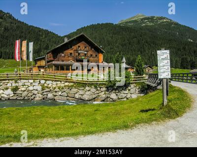 L'immagine è della storica casa privata Krimml Tauern nel Gruppo Venediger, la Venezia delle Alpi. Foto Stock