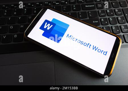 KONSKIE, POLONIA - 17 settembre 2022: Logo Microsoft Word visualizzato sullo schermo dello smartphone in ufficio. Microsoft Word è un software di elaborazione testi Foto Stock