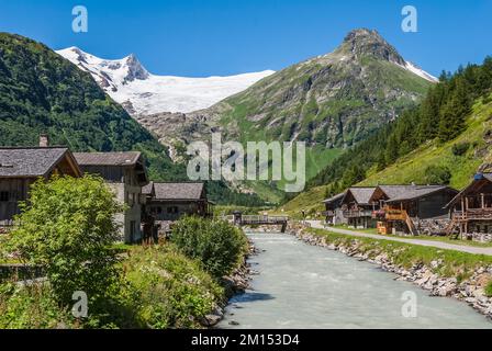 L'immagine è della Venediger Haus di proprietà privata nel Gruppo Venediger delle montagne, essendo una delle capanne sul trekking multi-giorno del Venediger Hoehenweg Tour. Foto Stock