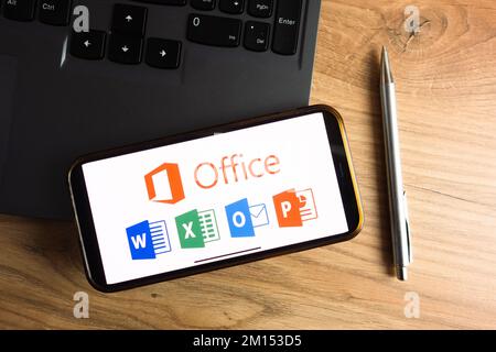 KONSKIE, POLONIA - 17 settembre 2022: Logo Microsoft Office 365 visualizzato sullo schermo dello smartphone in ufficio. Microsoft Office è una linea di abbonati Foto Stock