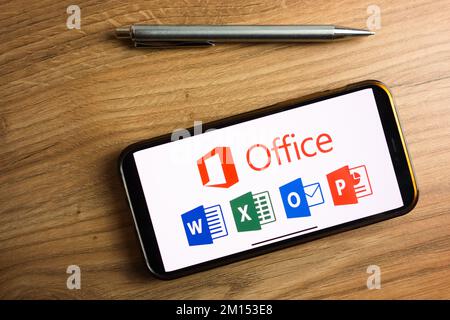 KONSKIE, POLONIA - 17 settembre 2022: Logo Microsoft Office 365 visualizzato sullo schermo dello smartphone in ufficio. Microsoft Office è una linea di abbonati Foto Stock
