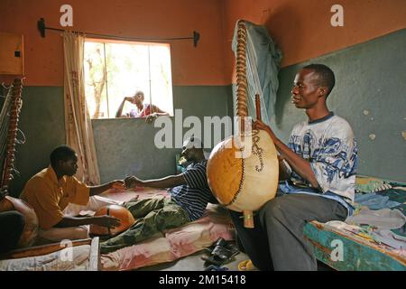 Gli studenti di Toumani Diabano il Maliano World Musician a Bamako, Mali, Africa Occidentale. Foto Stock