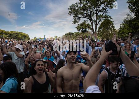 Buenos Aires, Argentina. 09th Dec, 2022. L'Argentina batte i Paesi Bassi sulle sanzioni. Il gioco si è concluso 2-2, lo straordinario è stato giocato senza definizione. È andato alle sanzioni ed è stato definito con un 4 a 3 a favore dell'Argentina. La nazionale argentina con questa vittoria va alle semifinali della Coppa del mondo in Qatar, e giocherà in Croazia martedì 13 dicembre. (Foto di Esteban Osorio/Pacific Press) Credit: Pacific Press Media Production Corp./Alamy Live News Foto Stock