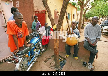 I musicisti Kora e i familiari di Toumani Diabano il Maliano World Musician a Bamako, Mali, Africa Occidentale. Foto Stock