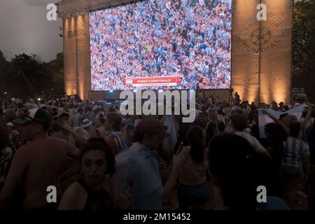 Buenos Aires, Argentina. 09th Dec, 2022. L'Argentina batte i Paesi Bassi sulle sanzioni. Il gioco si è concluso 2-2, lo straordinario è stato giocato senza definizione. È andato alle sanzioni ed è stato definito con un 4 a 3 a favore dell'Argentina. La nazionale argentina con questa vittoria va alle semifinali della Coppa del mondo in Qatar, e giocherà in Croazia martedì 13 dicembre. (Foto di Esteban Osorio/Pacific Press) Credit: Pacific Press Media Production Corp./Alamy Live News Foto Stock