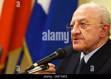 Napoli, Campania, Italia. 9th Dec, 2022. Governatore della Regione Campania, Vincenzo De Luca, durante la visita del Ministro degli Affari regionali e dell'autonomia, Roberto Calderoli, il palazzo della Regione Campania a Napoli. (Credit Image: © Pasquale Gargano/Pacific Press via ZUMA Press Wire) Foto Stock