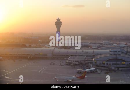 PECHINO, CINA - 22 NOVEMBRE: Aeroporto di Pechino il 22 novembre 2011 a Pechino, Cina. Pechino è la capitale della Repubblica popolare cinese e una delle capitali di Pechino Foto Stock