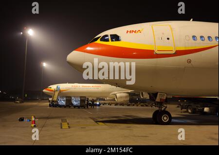 PECHINO, CINA - 22 NOVEMBRE: Volo di Hainan Airlines in aeroporto il 22 novembre 2011 a Pechino, Cina. Hainan Airlines Company Limited è la sede di una compagnia aerea Foto Stock