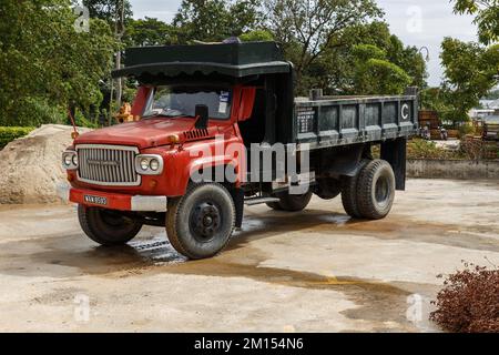 Air ITAM, Penang, Malesia - 27 novembre 2017: Vecchio veicolo diesel Nissan. la vettura con cabina rossa è in piedi in un cantiere. Foto Stock