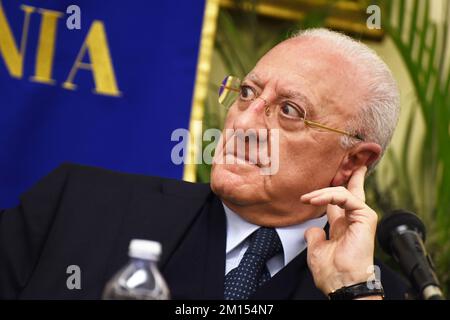 Napoli, Campania, Italia. 9th Dec, 2022. Governatore della Regione Campania, Vincenzo De Luca, durante la visita del Ministro degli Affari regionali e dell'autonomia, Roberto Calderoli, il palazzo della Regione Campania a Napoli. (Credit Image: © Pasquale Gargano/Pacific Press via ZUMA Press Wire) Foto Stock