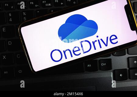 KONSKIE, POLONIA - 17 settembre 2022: Logo Microsoft OneDrive visualizzato sullo schermo dello smartphone in ufficio. Microsoft OneDrive è un server che ospita file Foto Stock