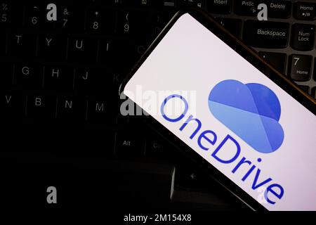 KONSKIE, POLONIA - 17 settembre 2022: Logo Microsoft OneDrive visualizzato sullo schermo dello smartphone in ufficio. Microsoft OneDrive è un server che ospita file Foto Stock