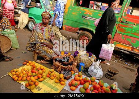 Donna che vende mango per le strade di Bamako, Mali, Africa occidentale Foto Stock