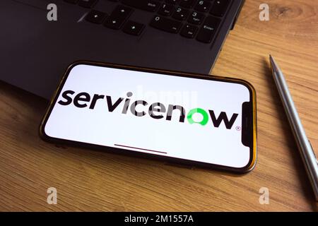 KONSKIE, POLONIA - 17 settembre 2022: Il logo ServiceNow viene visualizzato sullo schermo dello smartphone in ufficio. ServiceNow è una società americana di software che de Foto Stock