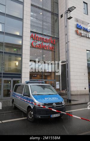 Dresda, Germania. 10th Dec, 2022. La zona intorno alla Altmarkt Galerie è coronata dalla polizia dopo un ostaggio. Credit: Bodo Schackow/dpa/Alamy Live News Foto Stock