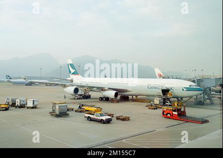 HONG KONG, CINA - 03 OTTOBRE: Cathay Pacific Airbus A340 all'aeroporto internazionale di Hong Kong il 03 ottobre 2010 a Hong Kong, Cina. Quello del b Foto Stock