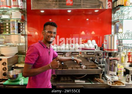 KUALA LUMPUR-APRILE 24: Cameriere in Espersamente Illy cafe il 24 Aprile 2014 a Kuala Lumpur, Malesia. Illycaffe è un'azienda italiana di torrefazione del caffè Foto Stock