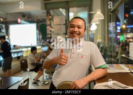 KUALA LUMPUR-APRILE 24: Cameriere in Espersamente Illy cafe il 24 Aprile 2014 a Kuala Lumpur, Malesia. Illycaffe è un'azienda italiana di torrefazione del caffè Foto Stock