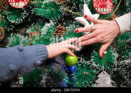 Primo piano di una Madre e Dughter decorazione albero di Natale. Fotografia di alta qualità Foto Stock