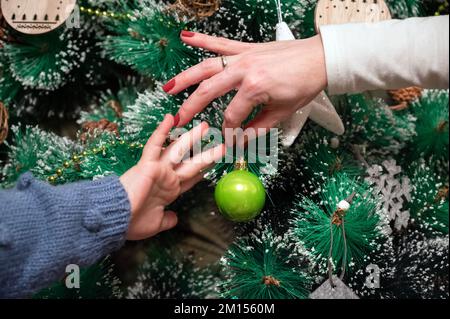 Primo piano di una Madre e Dughter decorazione albero di Natale. Fotografia di alta qualità Foto Stock