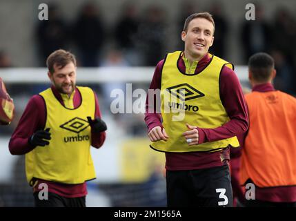 Craig Forsyth della Derby County si scalda prima della partita della Sky Bet League One al Pirelli Stadium, Burton upon Trent. Data immagine: Sabato 10 dicembre 2022. Foto Stock