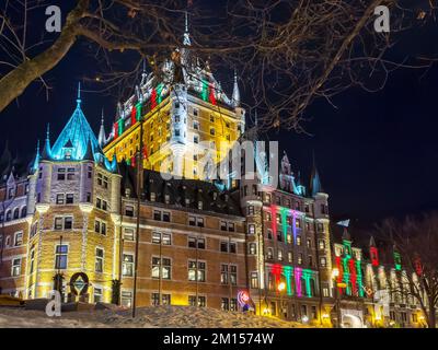 Hotel Chateau Frontenac nei colori natalizi, Old Quebec City, Quebec, Canada Foto Stock