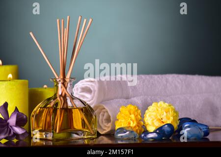 diffusore a lamelle con fiori e pietra Foto Stock