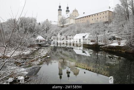 Obermarchtal, Germania. 10th Dec, 2022. Parti dell'ex monastero di Obermarchtal e le torri del minster di San Pietro e Paolo si riflettono nel Danubio. Credit: Thomas Warnack/dpa/Alamy Live News Foto Stock