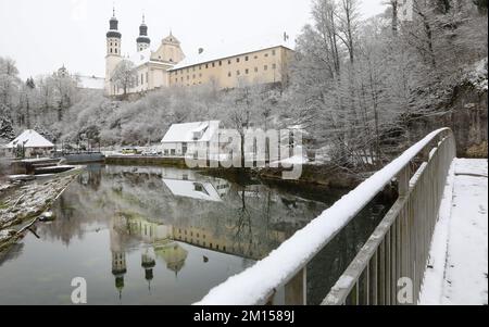 Obermarchtal, Germania. 10th Dec, 2022. Parti dell'ex monastero di Obermarchtal e le torri del minster di San Pietro e Paolo si riflettono nel Danubio. Credit: Thomas Warnack/dpa/Alamy Live News Foto Stock