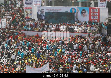 Dhaka, Bangladesh - 10 dicembre 2022: Migliaia di leader e lavoratori hanno partecipato alla riunione di massa della divisione Dhaka del BNP tenutasi sabato a Gola Foto Stock