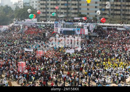 Dhaka, Bangladesh - 10 dicembre 2022: Migliaia di leader e lavoratori hanno partecipato alla riunione di massa della divisione Dhaka del BNP tenutasi sabato a Gola Foto Stock