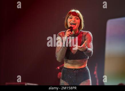 Napoli, Italia. 09th Dec, 2022. Alessandra Amoroso frizzante sul palcoscenico del Palapartenope durante il suo 'tutto Accade Tour'. (Foto di Giovanni Esposito/Pacific Press) Credit: Pacific Press Media Production Corp./Alamy Live News Foto Stock