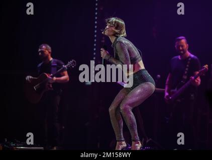 Napoli, Italia. 09th Dec, 2022. Alessandra Amoroso frizzante sul palcoscenico del Palapartenope durante il suo 'tutto Accade Tour'. (Foto di Giovanni Esposito/Pacific Press) Credit: Pacific Press Media Production Corp./Alamy Live News Foto Stock