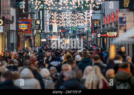 Hohe Straße a Colonia, principale via dello shopping, periodo pre-Natale, affollata zona pedonale il Venerdì pomeriggio, NRW, Germania Foto Stock