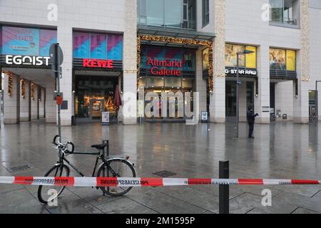 Dresda, Germania. 10th Dec, 2022. La zona intorno alla Altmarkt Galerie è stata perdonata dalla polizia dopo una situazione di ostaggio. Credit: Bodo Schackow/dpa/Alamy Live News Foto Stock