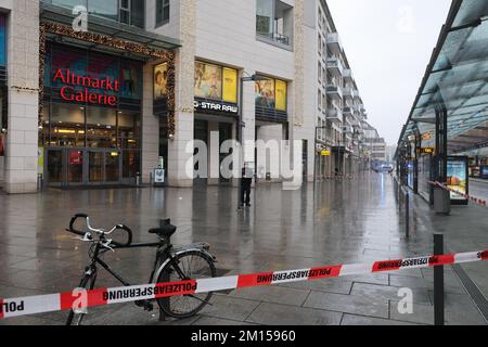 Dresda, Germania. 10th Dec, 2022. La zona intorno alla Altmarkt Galerie è stata perdonata dalla polizia dopo una situazione di ostaggio. Credit: Bodo Schackow/dpa/Alamy Live News Foto Stock