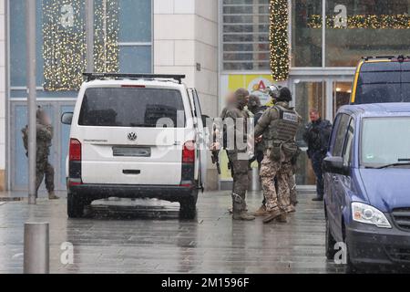 Dresda, Germania. 10th Dec, 2022. La zona intorno alla Altmarkt Galerie è stata perdonata dalla polizia dopo una situazione di ostaggio. Credit: Bodo Schackow/dpa/Alamy Live News Foto Stock