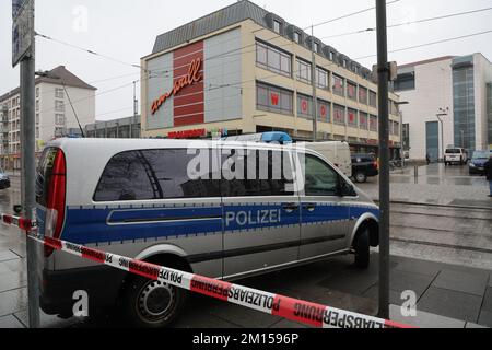 Dresda, Germania. 10th Dec, 2022. La zona intorno alla Altmarkt Galerie è stata perdonata dalla polizia dopo una situazione di ostaggio. Credit: Bodo Schackow/dpa/Alamy Live News Foto Stock