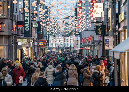 Hohe Straße a Colonia, principale via dello shopping, periodo pre-Natale, affollata zona pedonale il Venerdì pomeriggio, NRW, Germania Foto Stock