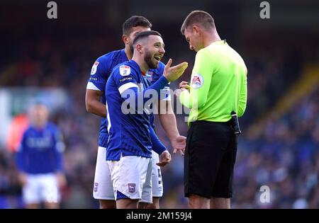 Ipswich Town's Conor Chaplin (a sinistra) in discussione con l'arbitro Ollie Yates durante la Sky Bet League una partita a Portman Road, Ipswich. Data immagine: Sabato 10 dicembre 2022. Foto Stock