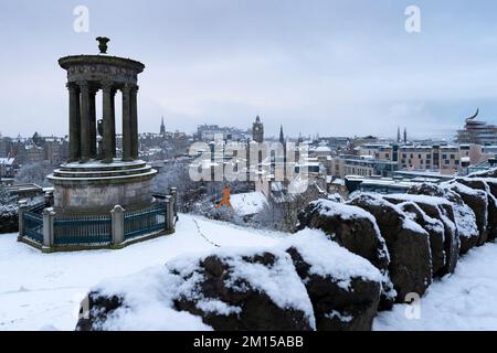 Vista dello skyline di Edimburgo da Calton Hill nella neve invernale, Edimburgo, Scozia, Regno Unito Foto Stock