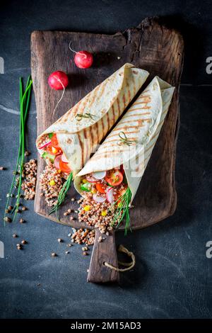 Tortilla vegetariana deliziosa e fresca con semole e verdure fresche. Tortilla vegetariana con verdure. Foto Stock