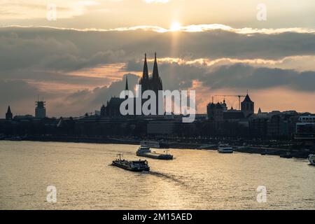 Il Reno vicino Colonia, tramonto, Cattedrale di Colonia, nave da carico, NRW, Germania Foto Stock