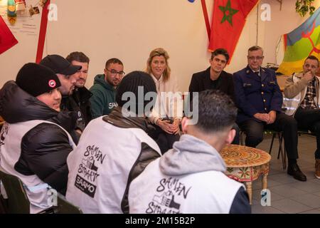 Anversa, Belgio. 10th Dec, 2022. Il ministro degli interni Annelies Verlinden e il ministro fiammingo della gioventù, dei mezzi di informazione e degli affari di Bruxelles Benjamin dalle hanno fatto foto durante un incontro tra il ministro Verlinden, la polizia, il Consiglio fiammingo della gioventù, i delegati e i volontari delle organizzazioni giovanili nel quadro delle discussioni sul mantenimento della calma durante le partite dei mondiali, sabato 10 dicembre 2022; Ad Anversa. Ad Anversa esiste un'iniziativa unica tra le organizzazioni giovanili, i mediatori, i volontari e la polizia, in cui si impegnano a dialogare insieme per mantenere la calma durante le partite. FOTO DI BELGA NICOLAS MAET Foto Stock